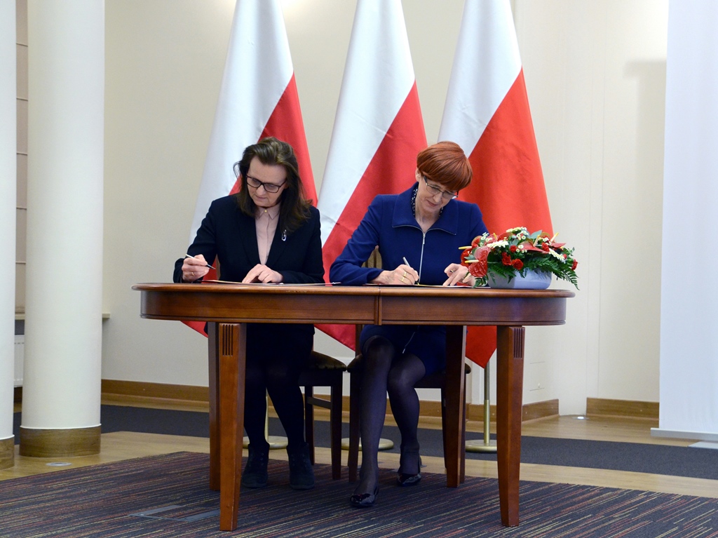 Minister rodziny pracy i polityki społecznej Elżbieta Rafalska i prezes ZUS prof. Gertruda Uścińska podpisują porozumienie Minister rodziny pracy i polityki społecznej Elżbieta Rafalska i prezes ZUS profesor Gertruda Uścińska podpisują porozumienie