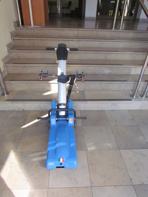 transporter schodowy wewnątrz budynku