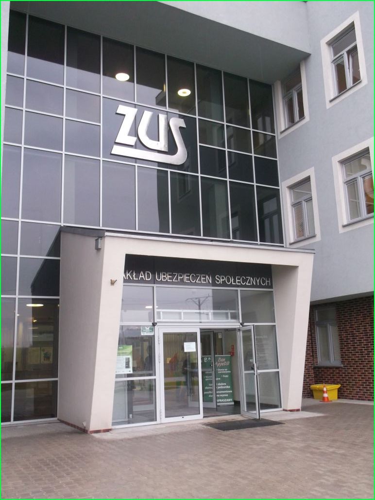 wejście do ZUS z poziomu chodnika