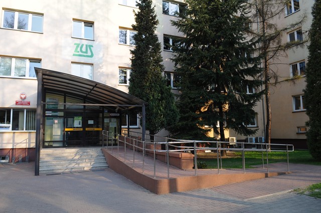 wejście do oddziału ZUS w Chrzanowie - pochylnia