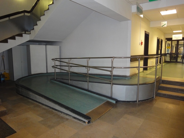 pochylnia wewnątrz budynku