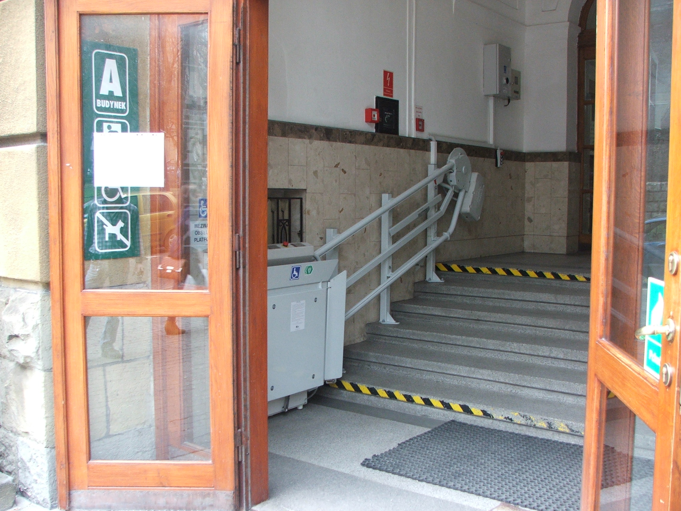 platorma schodowa wewnątrz budynku